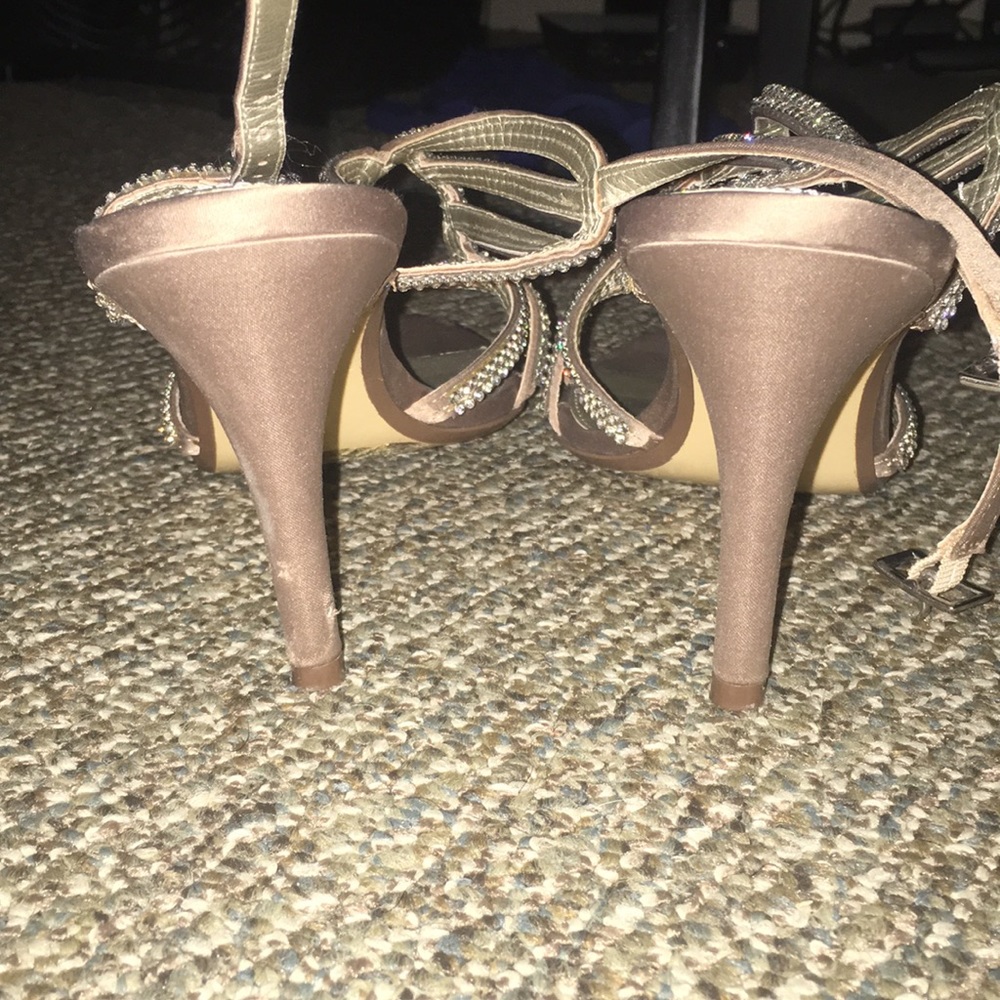 Strapping Heel - Picture 3 of 3
